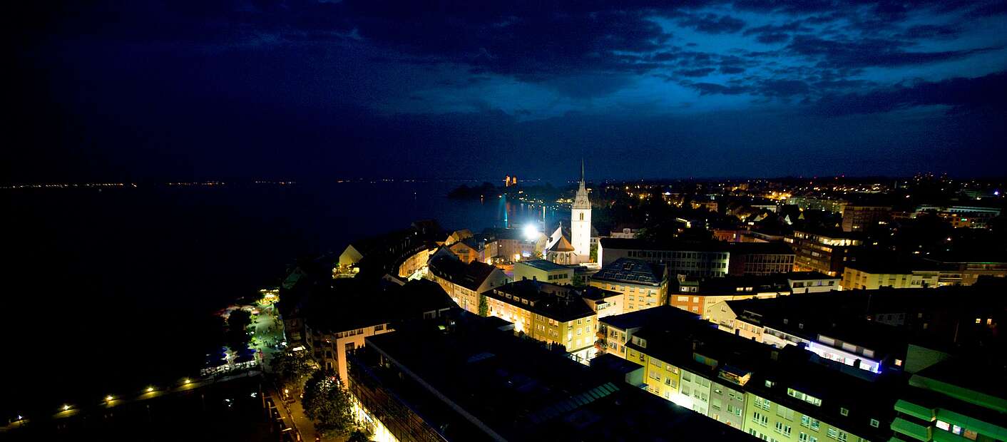 Friedrichshafen bei Nacht