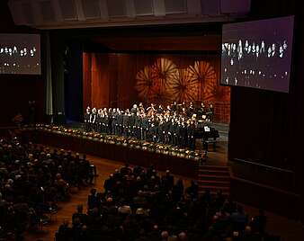 Jahresempfang 2026: Blick auf Bühne mit Orchester und Chor