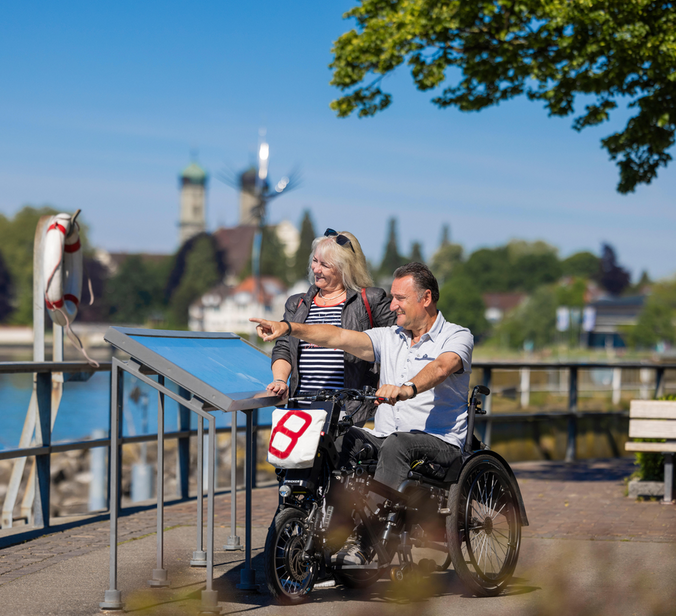 Rollstuhlfahrer an der Uferpromenade
