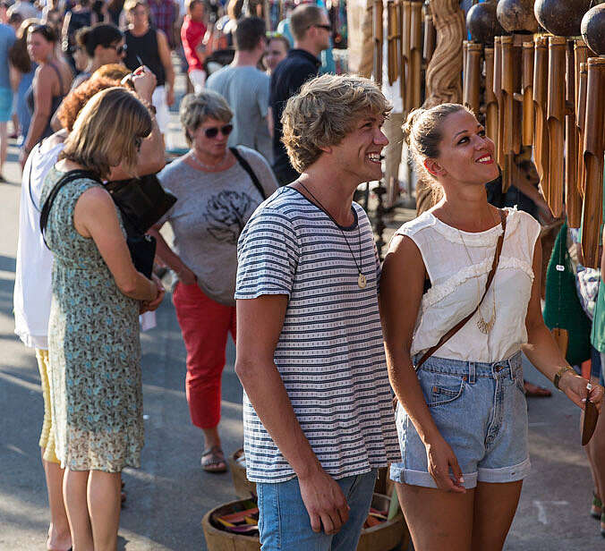 Menschen laufen auf dem Markt