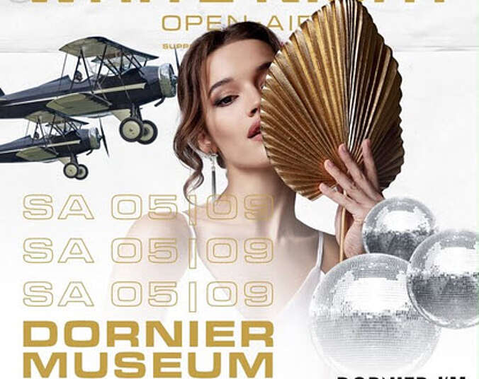 Plakat mit einer Frau, die eine Muschel als Fächer in der Hand hält und einem historischen Doppeldecker Flugzeug im Hintergrund.