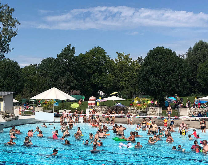 Menschen im Wellenbad. (Foto: Stadt Friedrichshafen)