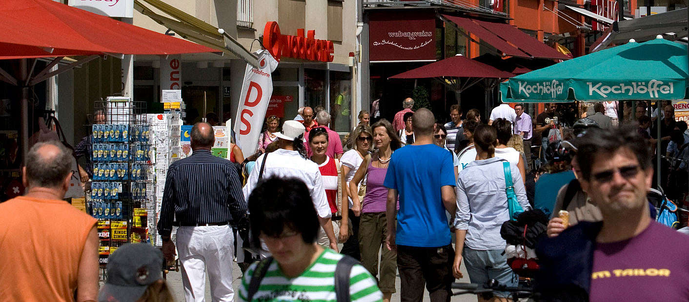 Leute beim shoppen in Innenstadt