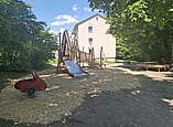 Vom neuen Holzpodest aus, rechts unter dem Baum, haben Eltern ihre Kinder gut im Blick.