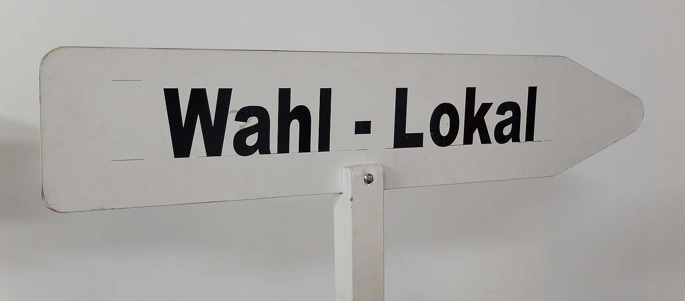 Hinweisschild Wahllokal