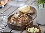 Brot und Aufstriche auf einem Tisch.