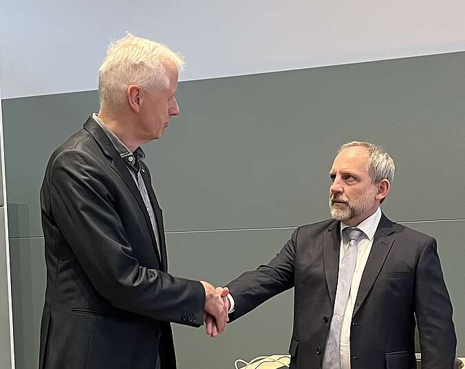 Zwei Männer geben sich die Hand