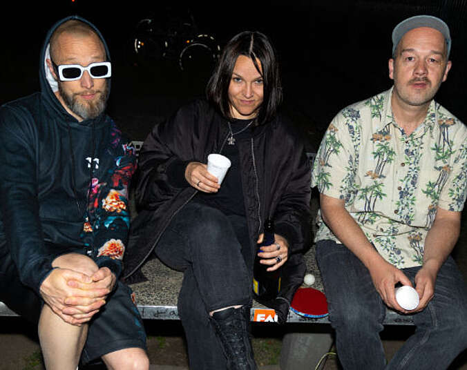 Band Großstadtgeflüster sitzend lachend