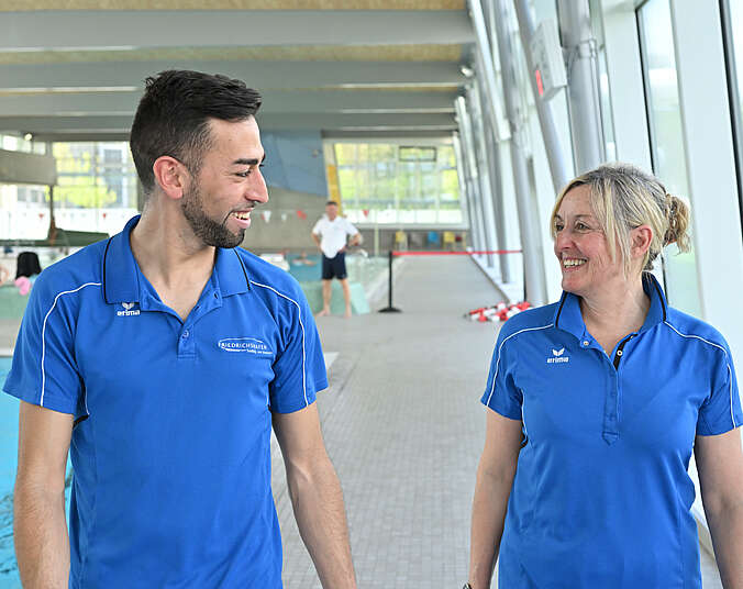 Zwei Bäderangestellte im Hallenbad