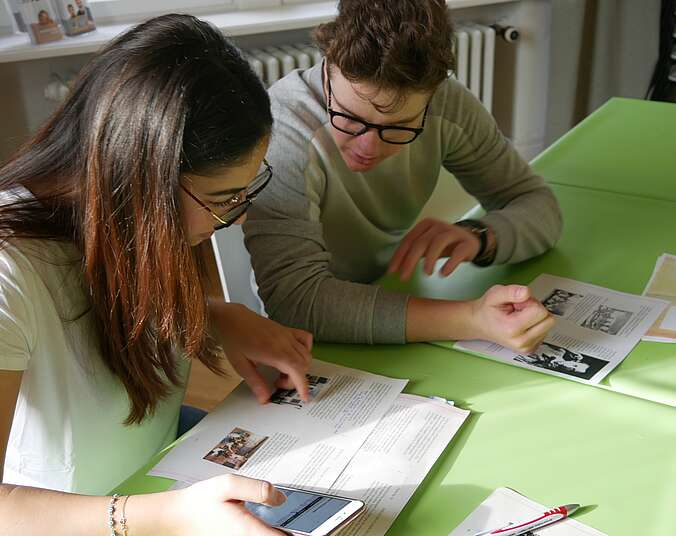 Schüler lesen zusammen ein Buch