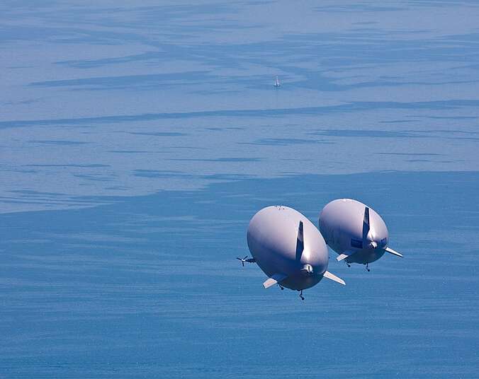 Zwei Zeppeline fliegen nebeneinander in der Luft