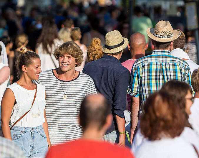 Menschen auf dem Jahrmarkt