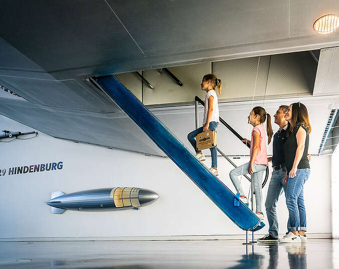 Familie steigt über Fallreep in die 1:1 Teilrekonstruktion des LZ 129 "Hindenburg"