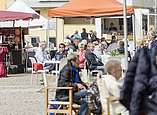 Menschen sitzen im Cafe