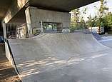 Eine Quarterpipe ist das Standartelement eines jeden Skateparks.
Wie der Name schon andeutet handelt es sich um eine „Viertelsröhre“.
Am oberen Ende befindet sich eine Coping, eine Metallstange.
Die Quarterpipe eignet sich zum Schwung holen, geübte Fahrer können hier zusätzlich allerlei Tricks in der Luft oder an der Coping machen.
Eine Besonderheit der im Plaza Bereich des Skatepark Friedrichshafen stehenden Quarter ist, dass sie in eine Bank übergeht und sich die Art der Nutzung hierdurch nochmal deutlich interessanter gestalten lässt.