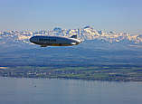 Zeppelin mit Alpenpanorama