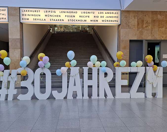 Schriftzug 30 Jahre ZM (Zeppelin Museum) mit Luftballons
