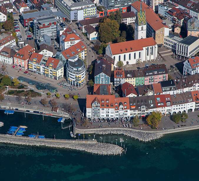 Blick auf See und Stadt- Luftbildaufnahme