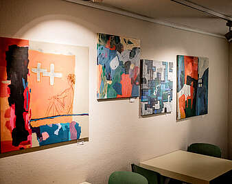 Wand mit Kunstwerken