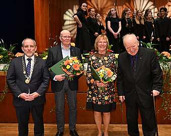 Jahresempfang 2026: Oberbürgermeister Simon Blümcke mit den geehrten 