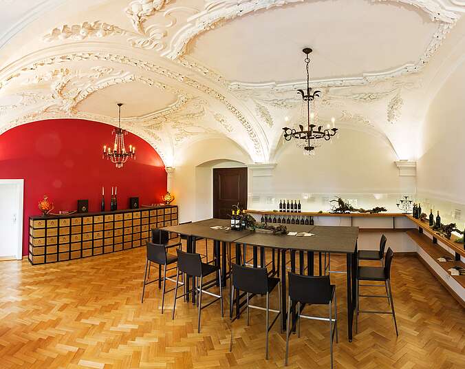 Innenraum der Vinothek mit Stuck an der Decke