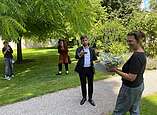 Erster Bürgermeister Fabian Müller überreicht Renate Schulz, Lehrerin der Theater AG des Karl-Maybach-Gymnasiums, zum Dank einen Blumenstrauß. Foto: Tourist-Information Friedrichshafen