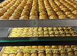 Drei Bleche mit einer großen Auswahl an Baklava.
