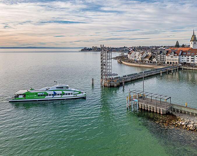 Katamaran bei der Einfahrt in den Hafen von Friedrichshafen