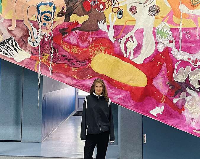 Frau vor Kunstobjekt