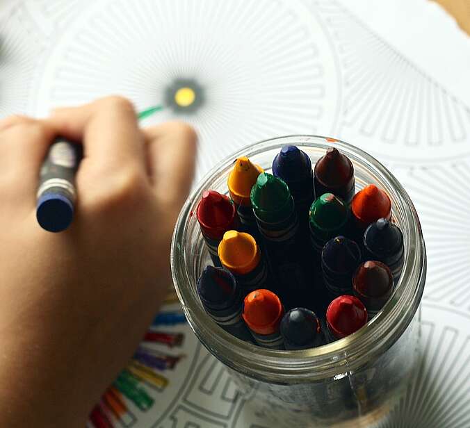 Kinderhand mit Malstift