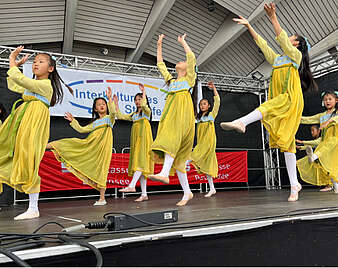 Chinesische Mädchen tanzen. (Foto: Stadt Friedrichshafen)