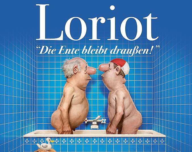 Eine gezeichnete Karikatur zeigt zwei nackte, ältere Männer in einer Badewanne stehend und sich anschauend. Einer der beiden trägt eine rot-weiße Bademütze. Vor dem anderen Man liegt eine Badeente vor der Wanne.