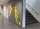 Innenansicht Sporthalle Fischbach: Treppenaufgang zur Tribüne mit Trennschiebetür