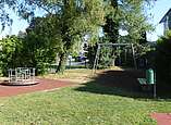 Spielplatz mit Spielgeräten und Schaukeln.