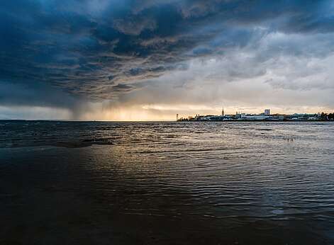 Wolken, Regen und Gewitter über dem Bodensee.