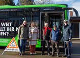 (v. l .n. r): Kai Nopper (Schulleiter der GMS Friedrichshafen), Magdalena Linnig (Geschäftsführerin Stadtverkehr), Thomas Grammel (Trainingsleiter), Busfahrer von RAB und Dietmar Meisohle (Polizist des Polizeipräsidiums Ravensburg) (Foto: Stadtverkehr Friedrichshafen GmbH)