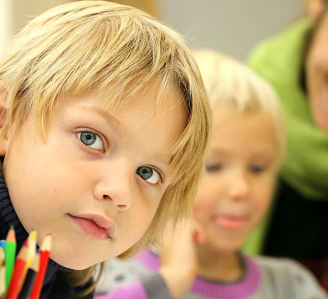 Zwei aufmerksame Grundschüler mit Lehrerin