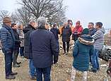 Erster Bürgermeister Fabian Müller, Wolfgang Kübler, Leiter des Stadtbauamtes sowie weitere Mitarbeitende der Stadtverwaltung haben mit Mitgliedern des Ausschusses für Planen, Bauen und Umwelt die Baustelle im Strandbad Friedrichshafen besichtigt. (Foto: Stadt Friedrichshafen)