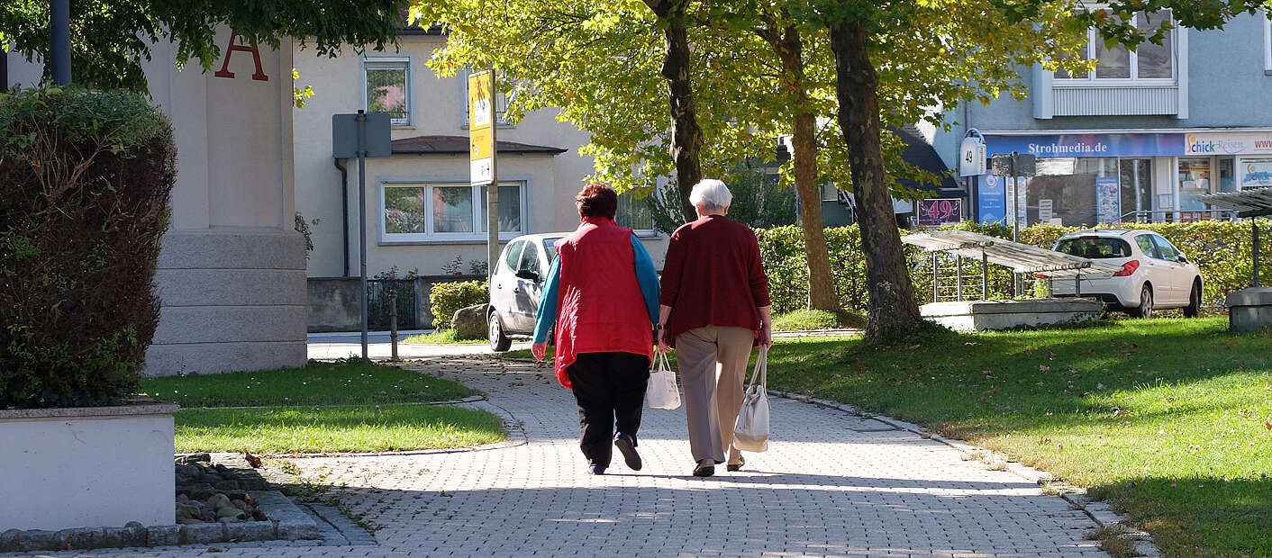 2 ältere Leute beim Spaziergang