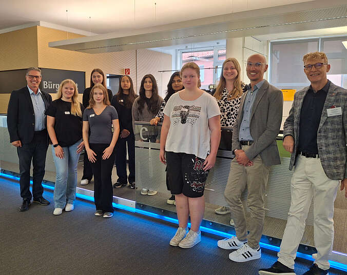 Gruppe Jugendliche und Erwachsene im Bürgeramt
