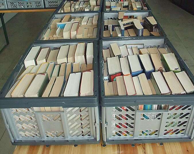 Bilder eines Bücherflohmarkts im Foyer des Medienhauses am See.