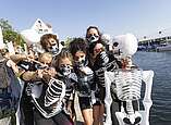 Gruppenbild Drachenboot-Cup: Frauen in Skelettkostümen