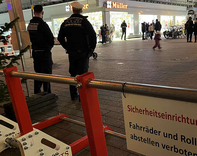 Polizist und Mitarbeiter des Kommunalen Orndungsdiensten stehen für Kontrolle bei Bodensee-Weihnacht