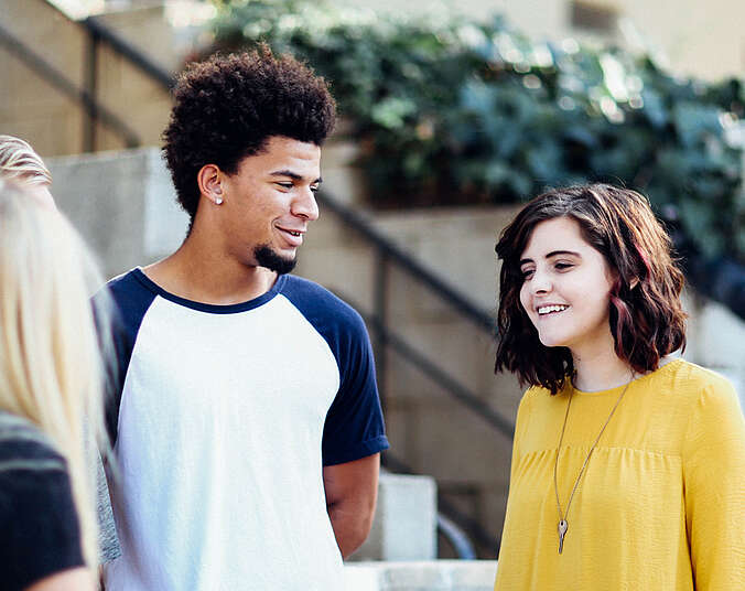 Drei Menschen unterhalten sich