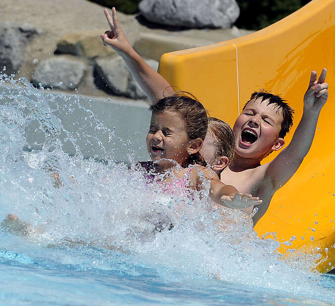 Kinder rutschen Rutsche runter im Wellenbad Ailingen