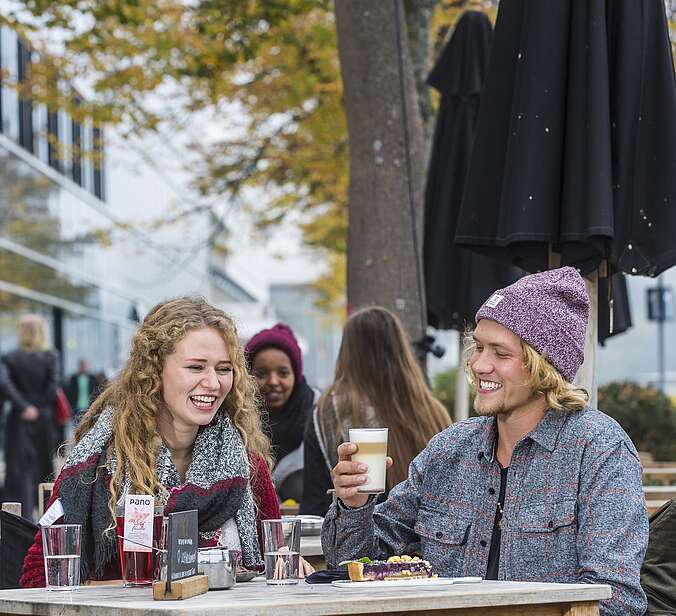 Mann und Frau in einem Cafè