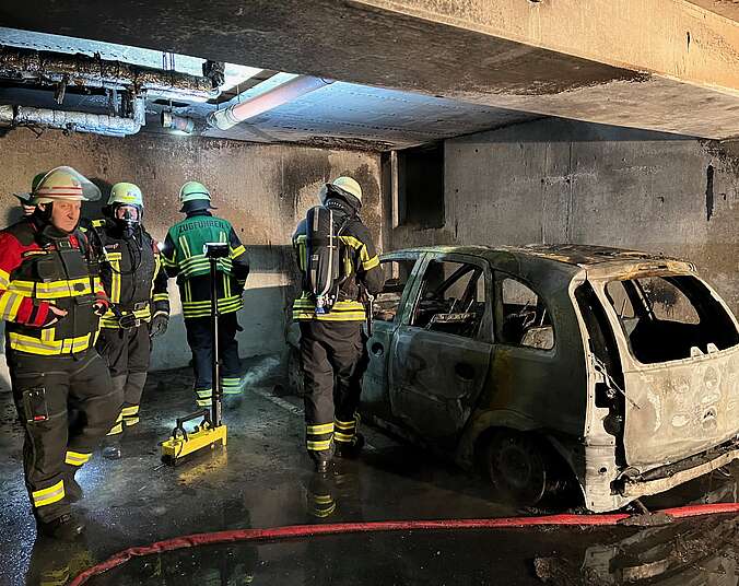 Ausgebranntes Autowrack in Tiefgarage