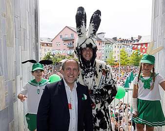 OB Blümcke mit Seehas und Ehrenhäsle auf dem Rathausbalkon