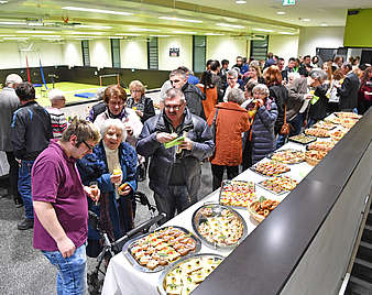 Menschen am Buffet