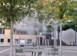 Die Sonnensegel und eine Nebeldusche sorgen für Abkühlung am Antoniusplatz und am Adenauerplatz.